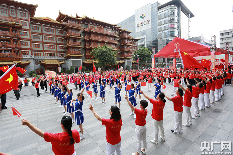 千年商街变身“慈善街” 广州举办公益慈善嘉年华突出全民参与